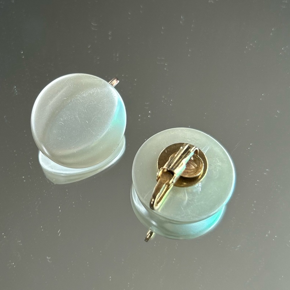 Antique Pearly White Clip-on Earrings - Picture 4 of 10
